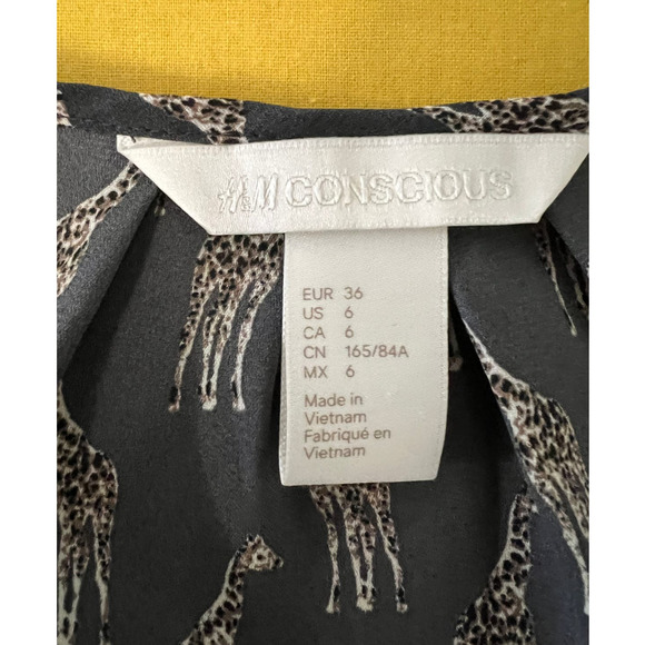 H&M Conscious Gray Giraffe Print V-Neck Blouse, Size 6 - Picture 4 of 6